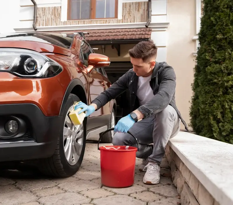 Lavage auto à domicile Crozet : professionnel intervenant sur un véhicule